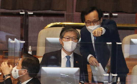 변창흠(사진) 국토부 장관이 5일 열린 경제분야 대정부 질문에 출석, 관계자와 대화하고 있다. <연합뉴스>